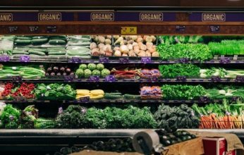 ارتفاع التضخم في الولايات المتحدة مع بداية تمرير رسوم ترمب الجمركية للمستهلكين.. ما الأسباب والتفاصيل؟