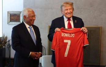 شاهد| بالفيديو.. رونالدو يهدي ترامب قميصه الأحمر مع رسالة سلام