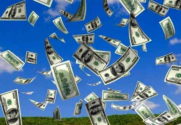 شاهد | بالفيديو.. طائرة تسقط آلاف الدولارات تكريمًا لذكرى مواطن أمريكي شاهد | بالفيديو.. طائرة تسقط آلاف الدولارات تكريمًا لذكرى مواطن أمريكي