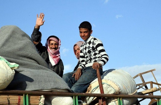 سوريا تطوي صفحة مأساة مخيم "الركبان".. عودة جماعية للاجئين وإغلاق أحد أكثر فصول النزوح إيلاماً سوريا تطوي صفحة مأساة مخيم "الركبان".. عودة جماعية للاجئين وإغلاق أحد أكثر فصول النزوح إيلاماً