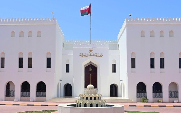 سلطنة عمان تعرب عن بالغ قلقها واستنكارها للتصعيد الناجم عن القصف الأمريكي على إيران سلطنة عمان تعرب عن بالغ قلقها واستنكارها للتصعيد الناجم عن القصف الأمريكي على إيران