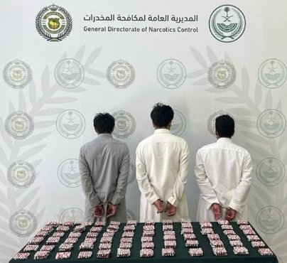 القبض على 3 أشخاص لترويجهم مواد مخدرة بمنطقة عسير القبض على 3 أشخاص لترويجهم مواد مخدرة بمنطقة عسير