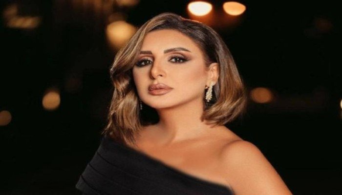 في «ليلة عمر» بالكويت.. أنغام تُعيد وردة لمعجبها وتمنع تدخل الأمن احترامًا لجمهورها في «ليلة عمر» بالكويت.. أنغام تُعيد وردة لمعجبها وتمنع تدخل الأمن احترامًا لجمهورها