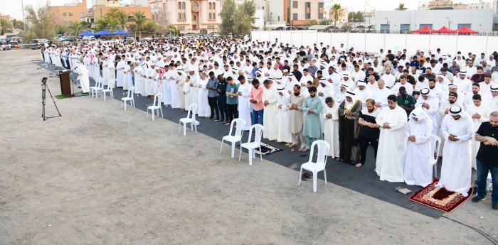 أهل الكويت يؤدون صلاة عيد الأضحى المبارك وسط أجواء روحانية مفعمة بالإيمان أهل الكويت يؤدون صلاة عيد الأضحى المبارك وسط أجواء روحانية مفعمة بالإيمان