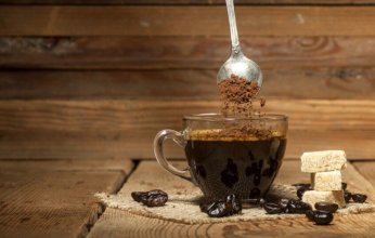 القهوة سريعة الذوبان قد تزيد خطر الإصابة بالتنكس البقعي لدى كبار السن