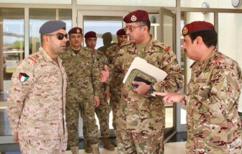 الكويت.. نائب رئيس (الأركان) يقوم بزيارة ميدانية إلى الحرس الأميري للاطلاع المهام ومستوى الجاهزية لدى المنتسبين