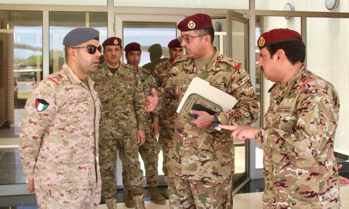 الكويت.. نائب رئيس (الأركان) يقوم بزيارة ميدانية إلى الحرس الأميري للاطلاع المهام ومستوى الجاهزية لدى المنتسبين الكويت.. نائب رئيس (الأركان) يقوم بزيارة ميدانية إلى الحرس الأميري للاطلاع المهام ومستوى الجاهزية لدى المنتسبين