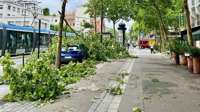 مصرع شخصين وإصابة 17 في عواصف رعدية بفرنسا مصرع شخصين وإصابة 17 في عواصف رعدية بفرنسا