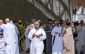 حجاج بيت الله الحرام يرمون الجمرات الثلاث في ثاني أيام التشريق