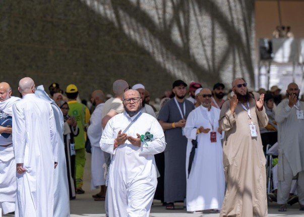 حجاج بيت الله الحرام يرمون الجمرات الثلاث في ثاني أيام التشريق حجاج بيت الله الحرام يرمون الجمرات الثلاث في ثاني أيام التشريق