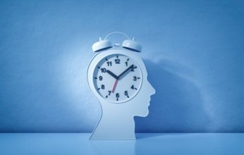 دراسة حديثة: الساعة البيولوجية للإنسان لا تزال مرتبطة بتعاقب الفصول رغم نمط الحياة الحديث