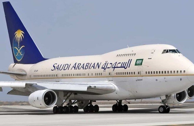 وفاة قائد طائرة سعودية أثناء رحلة من جدة إلى لندن وهبوط اضطراري في مطار القاهرة.. ما التفاصيل؟ وفاة قائد طائرة سعودية أثناء رحلة من جدة إلى لندن وهبوط اضطراري في مطار القاهرة.. ما التفاصيل؟