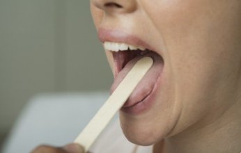 ماذا يكشف اللسان عن صحتنا؟ علامات تحذيرية لا ينبغي تجاهلها
