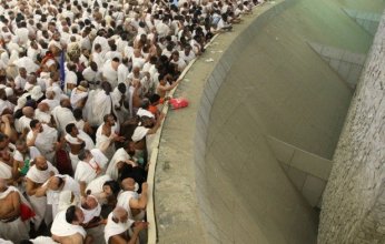 حجاج بيت الله الحرام يرمون الجمرات في أول أيام التشريق