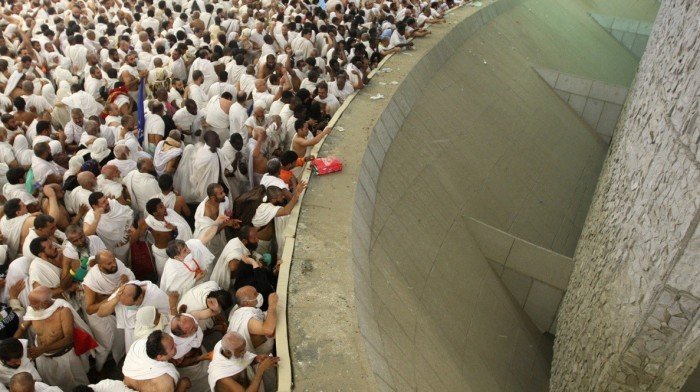 حجاج بيت الله الحرام يرمون الجمرات في أول أيام التشريق حجاج بيت الله الحرام يرمون الجمرات في أول أيام التشريق