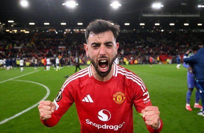 قائد مانشستر يونايتد يحسم موقفه من عرض الهلال السعودي الضخم قائد مانشستر يونايتد يحسم موقفه من عرض الهلال السعودي الضخم
