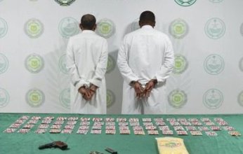 القبض على شخصين في تبوك لترويجهما الحشيش وأقراصًا خاضعة لتنظيم التداول الطبي