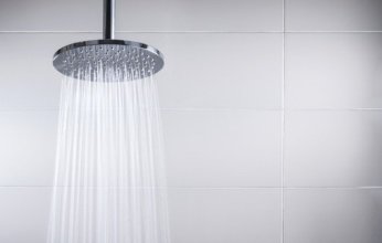 تحذير طبي: الاستحمام بالماء البارد في الطقس الحار قد يهدد صحتك