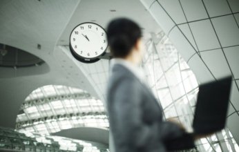 دراسة صادمة: الإفراط في العمل يغير بنية الدماغ ويشوه مراكز الذاكرة والتركيز