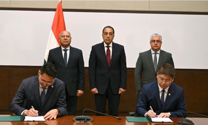 مصر.. رئيس الوزراء يشهد توقيع عقد مشروع مجمع صناعي لإنتاج مستلزمات الطاقة الشمسية بالسخنة مصر.. رئيس الوزراء يشهد توقيع عقد مشروع مجمع صناعي لإنتاج مستلزمات الطاقة الشمسية بالسخنة