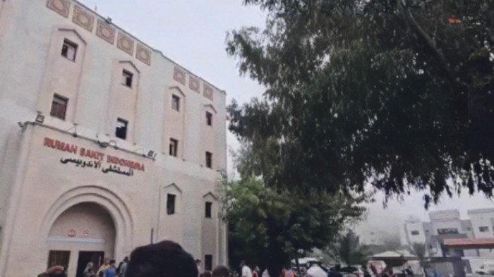 الاحتلال الإسرائيلي يقتحم المستشفى الإندونيسي في بيت لاهيا شمال قطاع غزة الاحتلال الإسرائيلي يقتحم المستشفى الإندونيسي في بيت لاهيا شمال قطاع غزة