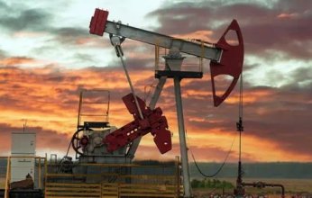 هل التوترات في المنطقة ستدفع أسعار النفط لتجاوز 100 دولار؟ خبير اقتصادي يجيب