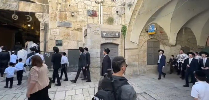 مستعمرون يؤدون طقوسا تلمودية على أبواب المسجد الأقصى تحت حماية الاحتلال مستعمرون يؤدون طقوسا تلمودية على أبواب المسجد الأقصى تحت حماية الاحتلال