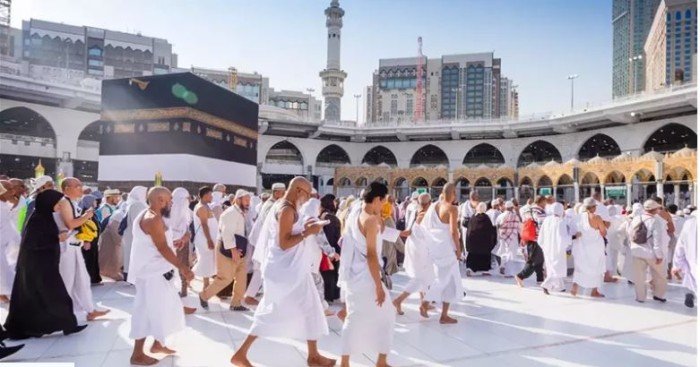 توافد الحجاج على المسجد الحرام لأداء طواف القدوم توافد الحجاج على المسجد الحرام لأداء طواف القدوم
