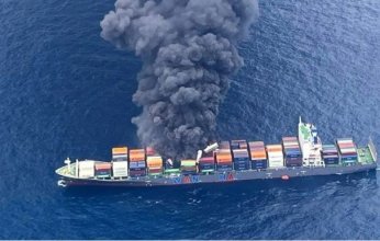 حريق ضخم في سفينة شحن قبالة سواحل الهند وفقدان 4 من أفراد الطاقم