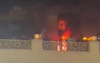 حريق ضخم في السوق القديم بمدينة بندر عباس جنوب إيران (فيديو)