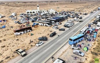 "قافلة الصمود" تتراجع عن التوجه إلى معبر رفح وتواصل اعتصامها غرب سرت