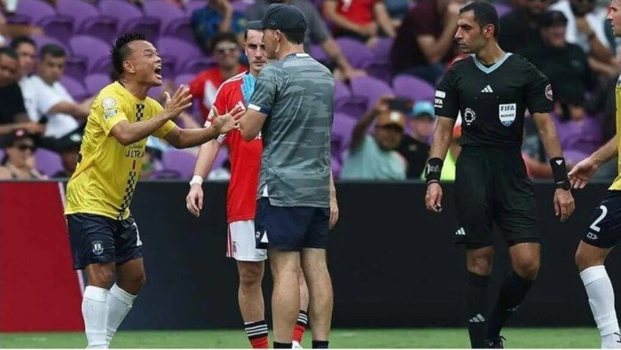 واقعة غريبة.. لاعب يتشاجر مع طبيبه بكأس العالم للأندية واقعة غريبة.. لاعب يتشاجر مع طبيبه بكأس العالم للأندية