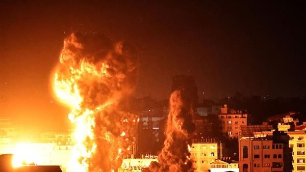 وابل من الصواريخ الإيرانية يغطي سماء تل أبيب والقدس وابل من الصواريخ الإيرانية يغطي سماء تل أبيب والقدس
