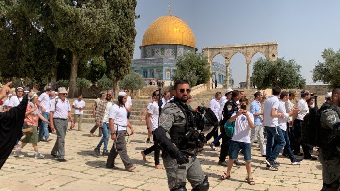 مستعمرون يقتحمون المسجد الأقصى المبارك تحت حماية شرطة الاحتلال الإسرائيلي مستعمرون يقتحمون المسجد الأقصى المبارك تحت حماية شرطة الاحتلال الإسرائيلي