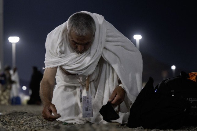 الحجاج يجمعون الحصى لرمي الجمرات ويوثقون لحظة مقدسة لمناسك الحج الحجاج يجمعون الحصى لرمي الجمرات ويوثقون لحظة مقدسة لمناسك الحج