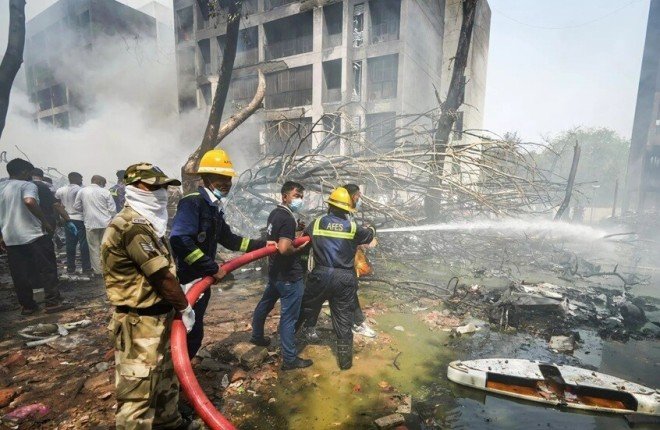 العثور على ناجيين من حادث تحطم طائرة ركاب في ولاية غوجارات الهندية العثور على ناجيين من حادث تحطم طائرة ركاب في ولاية غوجارات الهندية