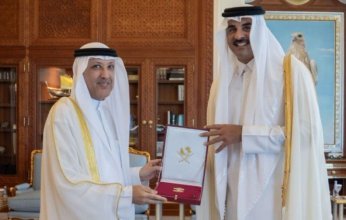 أمير قطر يمنح سفير الكويت في الدوحة وسام (الوجبة)