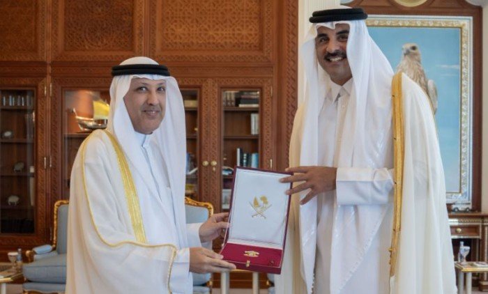أمير قطر يمنح سفير الكويت في الدوحة وسام (الوجبة) أمير قطر يمنح سفير الكويت في الدوحة وسام (الوجبة)