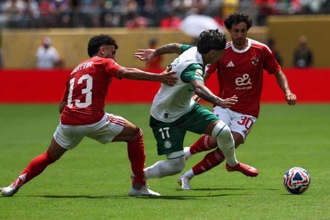 بعد توقفها.. استكمال مباراة الأهلي وبالميراس البرازيلي في مونديال الأندية بعد توقفها.. استكمال مباراة الأهلي وبالميراس البرازيلي في مونديال الأندية
