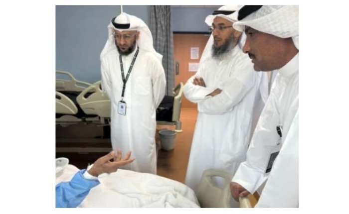 رئيس بعثة الطب الكويتي يطمئن على صحة أحد الحجاج الكويتيين في مكة المكرمة رئيس بعثة الطب الكويتي يطمئن على صحة أحد الحجاج الكويتيين في مكة المكرمة