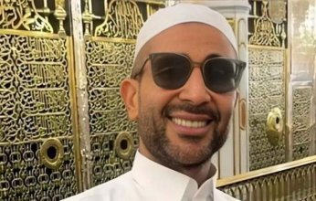 بالفيديو.. الفنان أحمد سعد يتلو القرآن من المسجد النبوي ويزيل الوشم قبل الحج