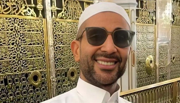بالفيديو.. الفنان أحمد سعد يتلو القرآن من المسجد النبوي ويزيل الوشم قبل الحج بالفيديو.. الفنان أحمد سعد يتلو القرآن من المسجد النبوي ويزيل الوشم قبل الحج