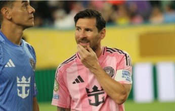 إحدى المشجعات تطلب الزواج من ميسي بكأس العالم للأندية