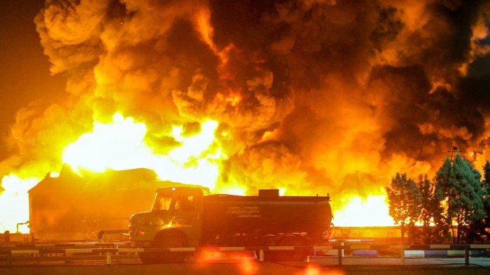 إيران تنتشل 38 جثة معظمها لنساء وأطفال من تحت أنقاض بناية استهدفها الاحتلال الإسرائيلي إيران تنتشل 38 جثة معظمها لنساء وأطفال من تحت أنقاض بناية استهدفها الاحتلال الإسرائيلي