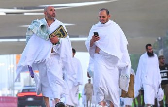 ضيوف الرحمن يتوافدون إلى صعيد عرفات لأداء ركن الحج الأعظم