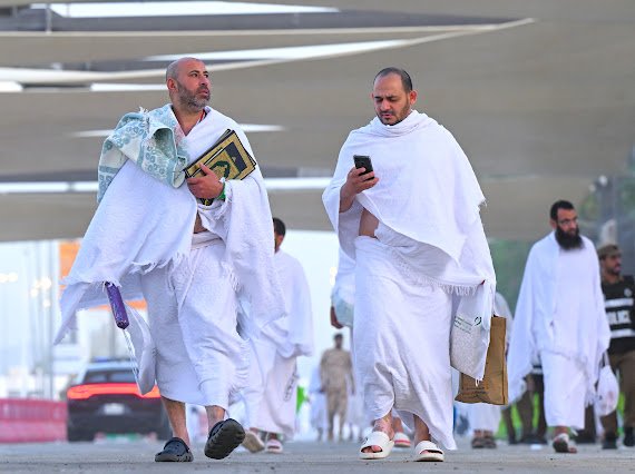 ضيوف الرحمن يتوافدون إلى صعيد عرفات لأداء ركن الحج الأعظم ضيوف الرحمن يتوافدون إلى صعيد عرفات لأداء ركن الحج الأعظم