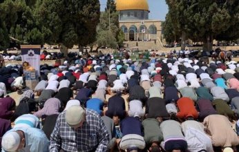 نحو 45 ألف فلسطيني يؤدون صلاة الجمعة في المسجد الأقصى بعد أسبوعين من إغلاقه