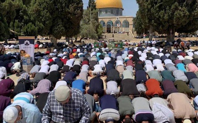 نحو 45 ألف فلسطيني يؤدون صلاة الجمعة في المسجد الأقصى بعد أسبوعين من إغلاقه نحو 45 ألف فلسطيني يؤدون صلاة الجمعة في المسجد الأقصى بعد أسبوعين من إغلاقه