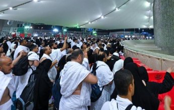 حجاج بيت الله الحرام يرمون جمرة العقبة الكبرى في مشعر منى