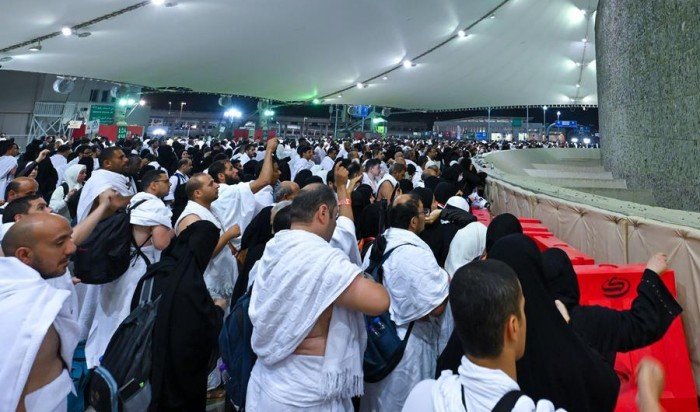 حجاج بيت الله الحرام يرمون جمرة العقبة الكبرى في مشعر منى حجاج بيت الله الحرام يرمون جمرة العقبة الكبرى في مشعر منى